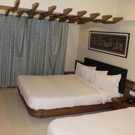 Hotel Shreeji Vatika Surat Zewnętrze zdjęcie