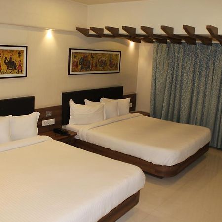 Hotel Shreeji Vatika Surat Zewnętrze zdjęcie