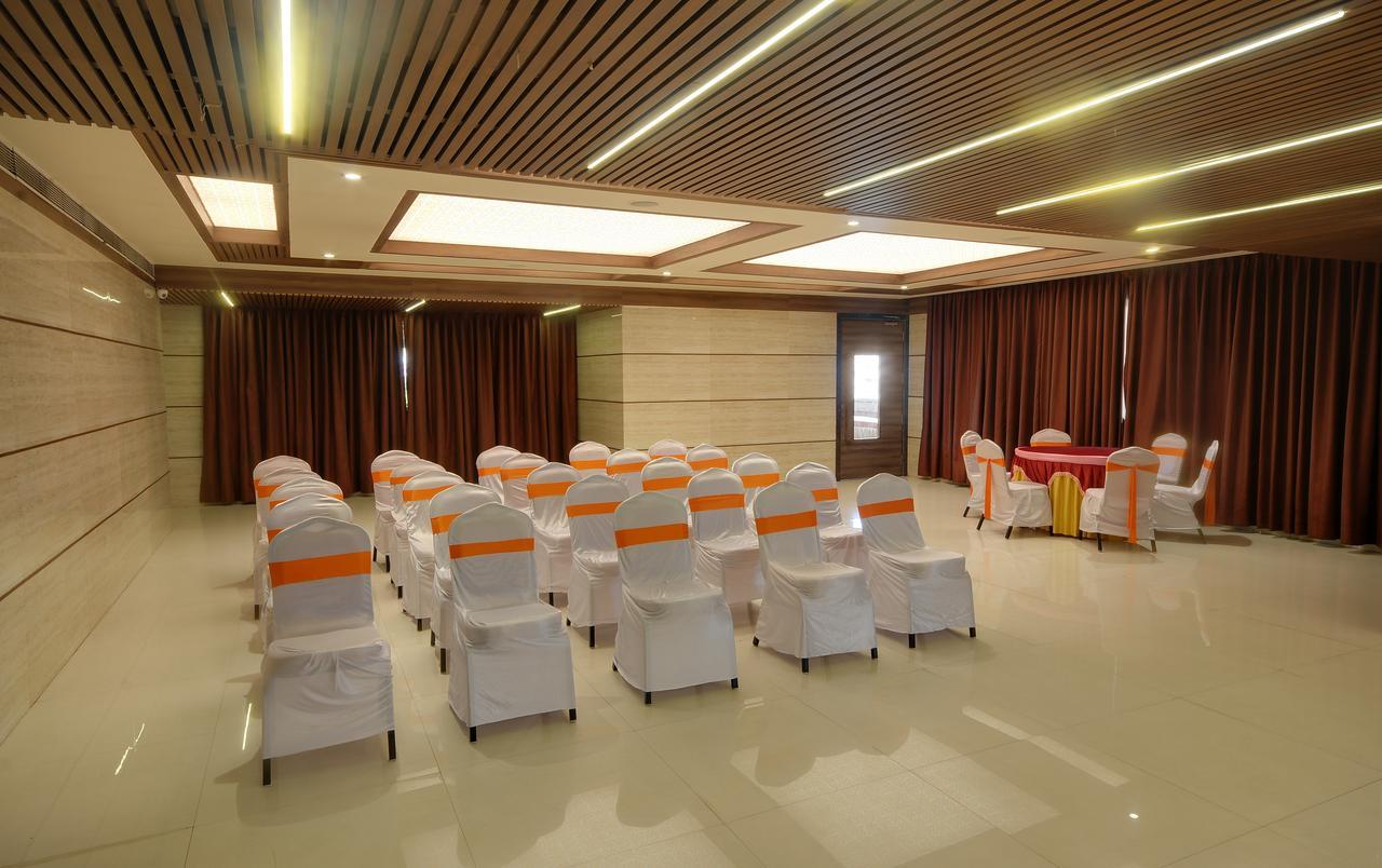 Hotel Shreeji Vatika Surat Zewnętrze zdjęcie