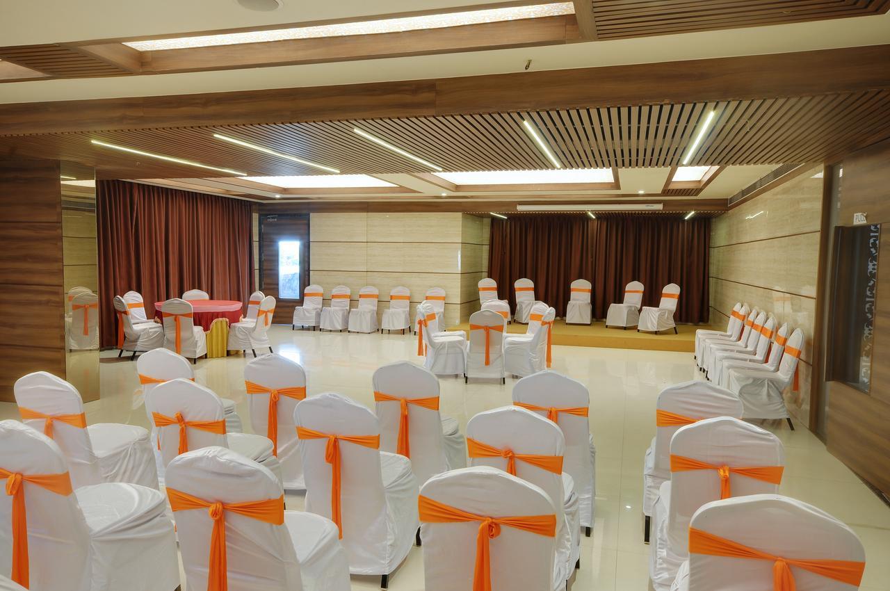 Hotel Shreeji Vatika Surat Zewnętrze zdjęcie
