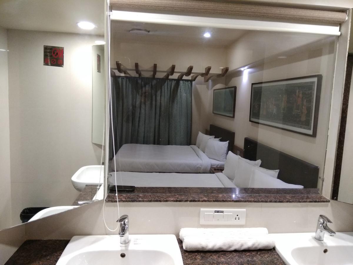 Hotel Shreeji Vatika Surat Zewnętrze zdjęcie
