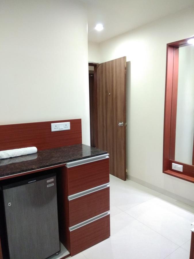 Hotel Shreeji Vatika Surat Zewnętrze zdjęcie
