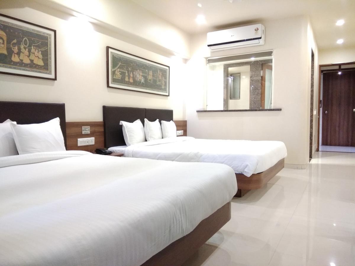 Hotel Shreeji Vatika Surat Zewnętrze zdjęcie