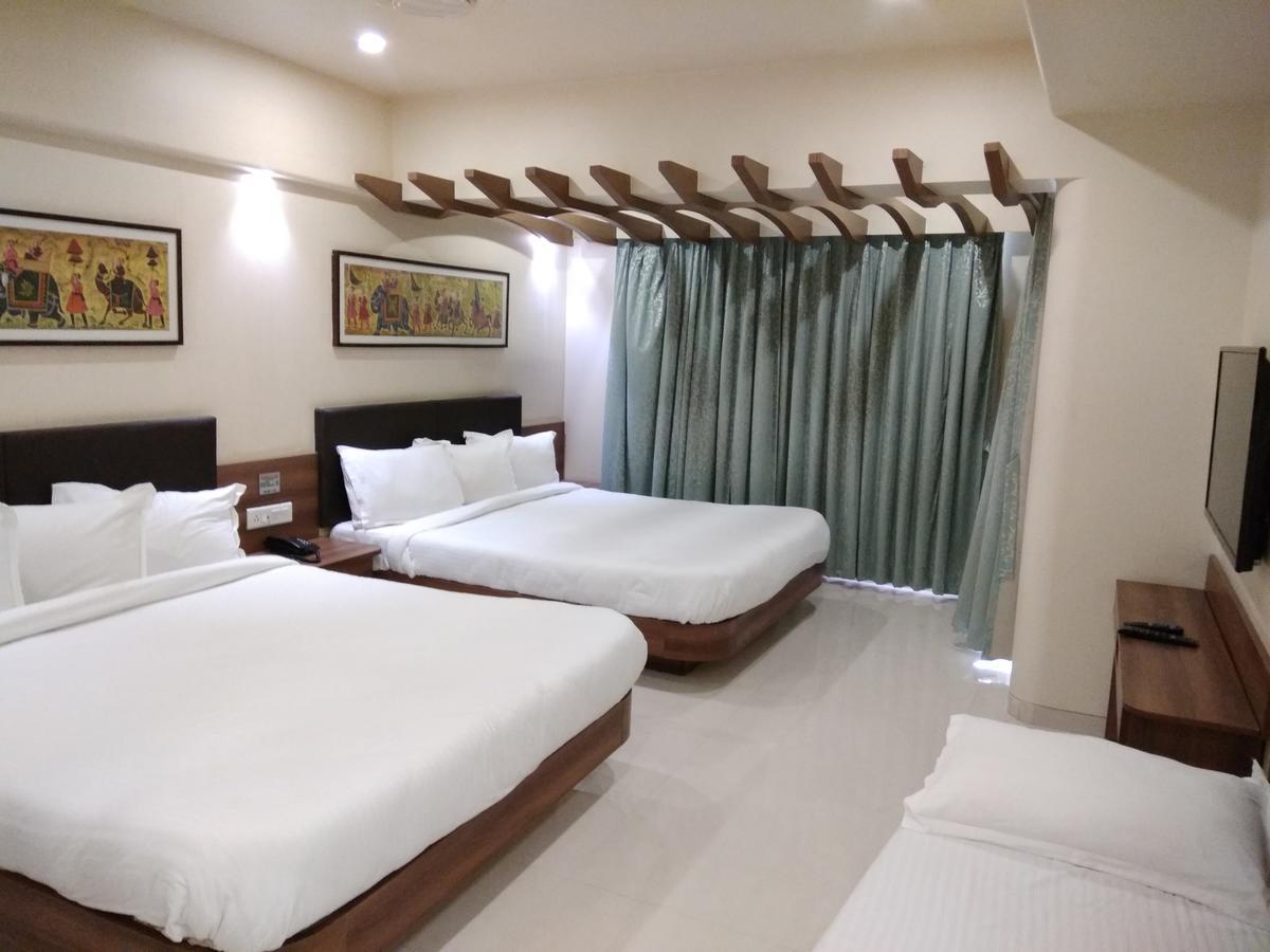 Hotel Shreeji Vatika Surat Zewnętrze zdjęcie
