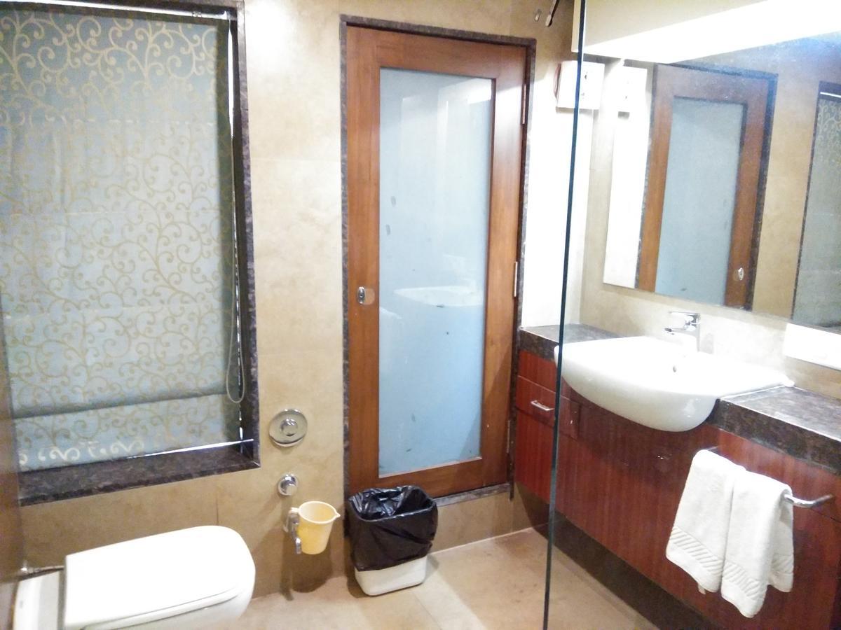 Hotel Shreeji Vatika Surat Zewnętrze zdjęcie