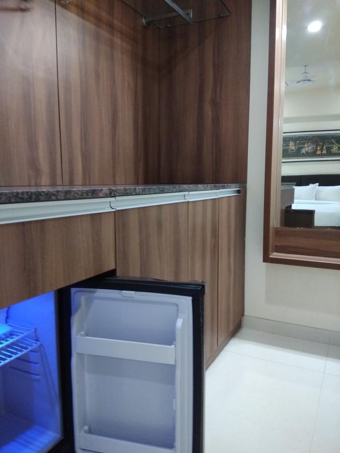 Hotel Shreeji Vatika Surat Zewnętrze zdjęcie