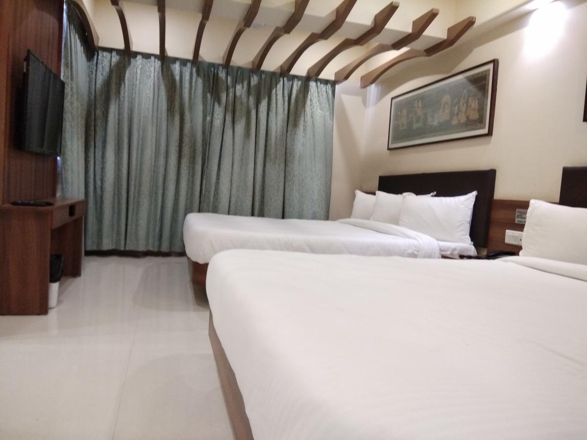 Hotel Shreeji Vatika Surat Zewnętrze zdjęcie