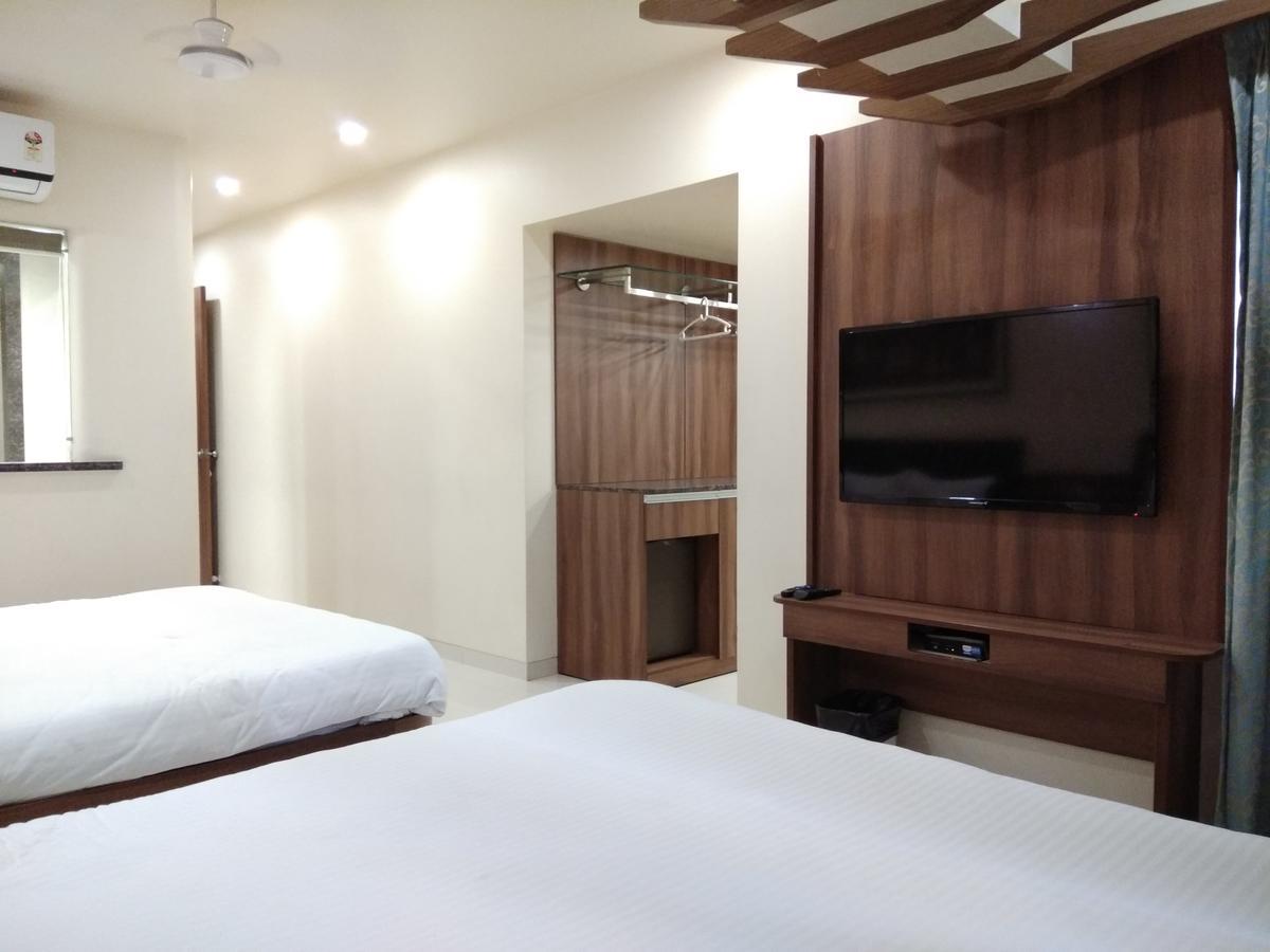Hotel Shreeji Vatika Surat Zewnętrze zdjęcie