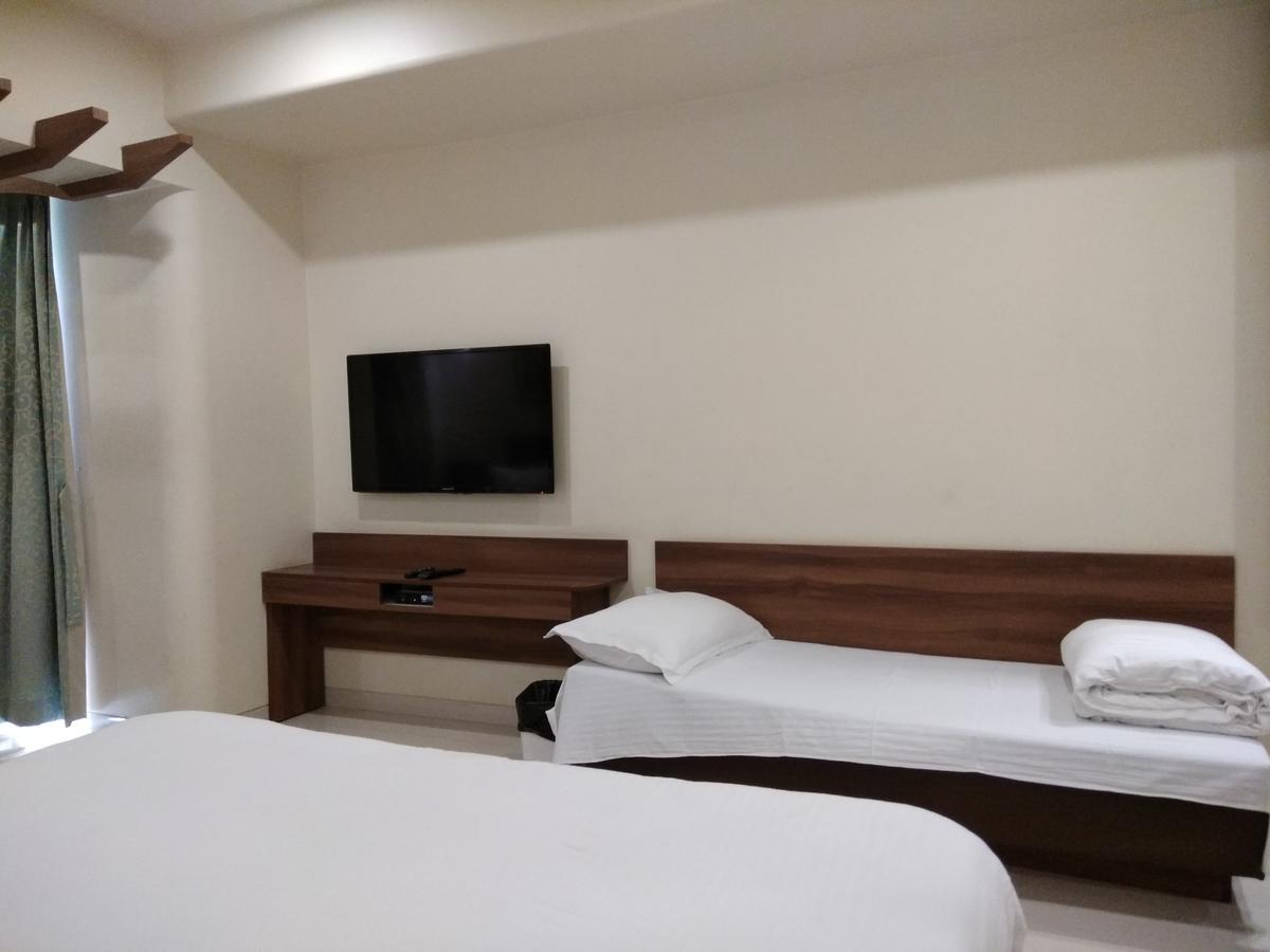 Hotel Shreeji Vatika Surat Zewnętrze zdjęcie