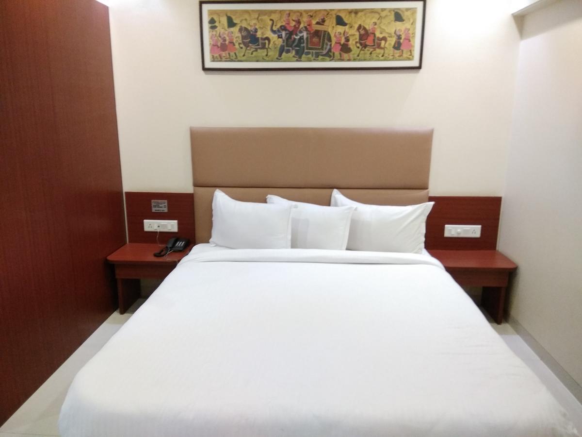 Hotel Shreeji Vatika Surat Zewnętrze zdjęcie