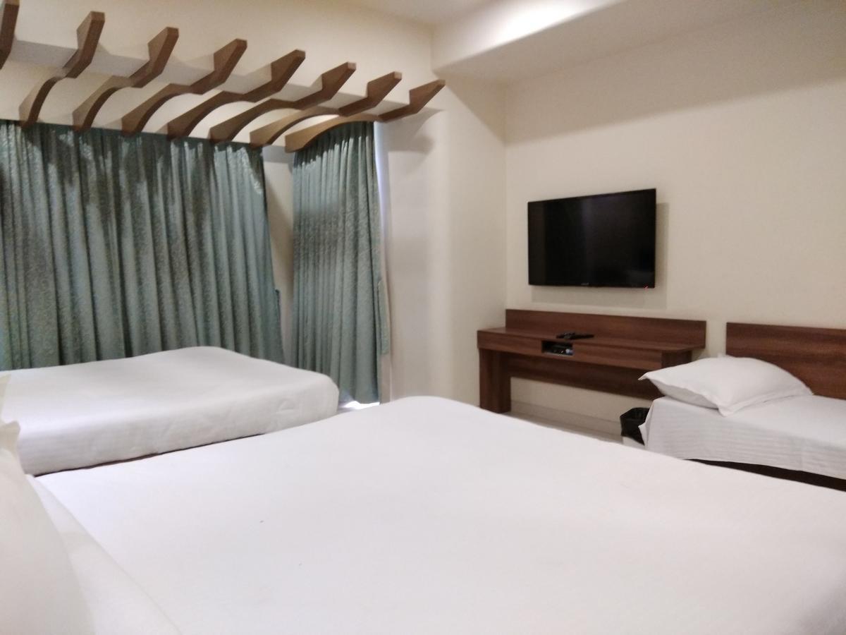 Hotel Shreeji Vatika Surat Zewnętrze zdjęcie