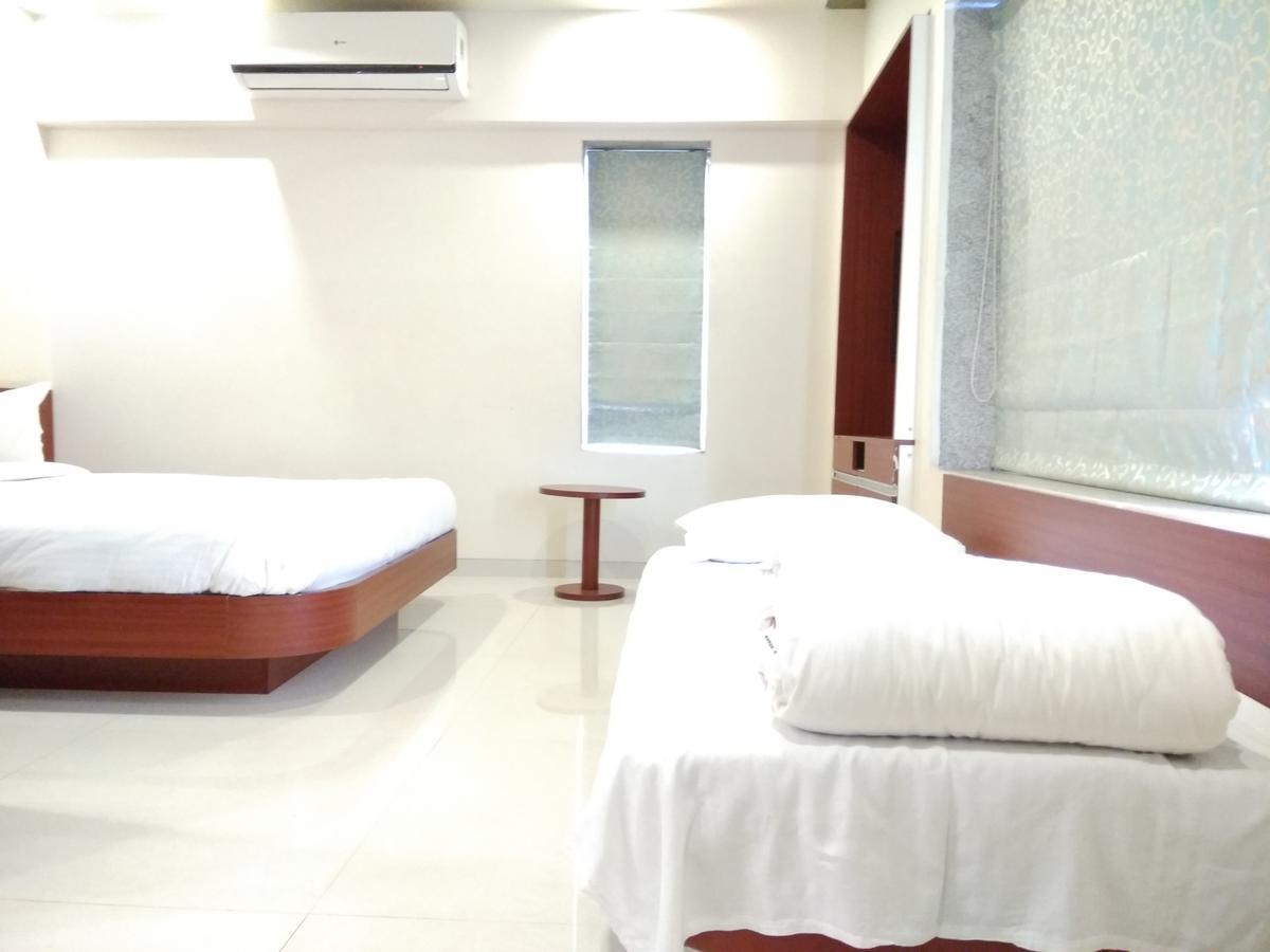 Hotel Shreeji Vatika Surat Zewnętrze zdjęcie
