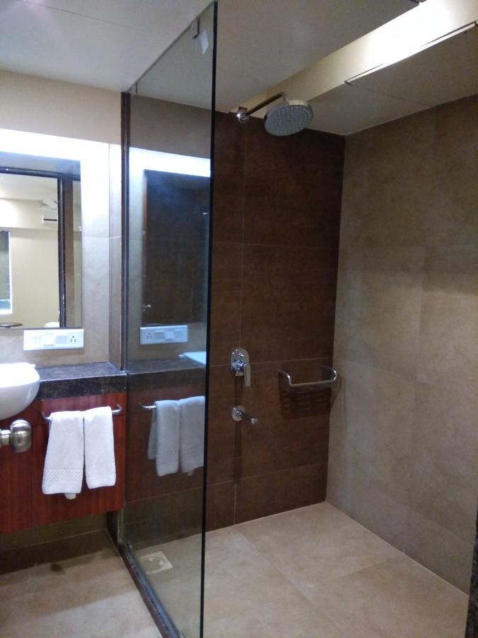 Hotel Shreeji Vatika Surat Zewnętrze zdjęcie