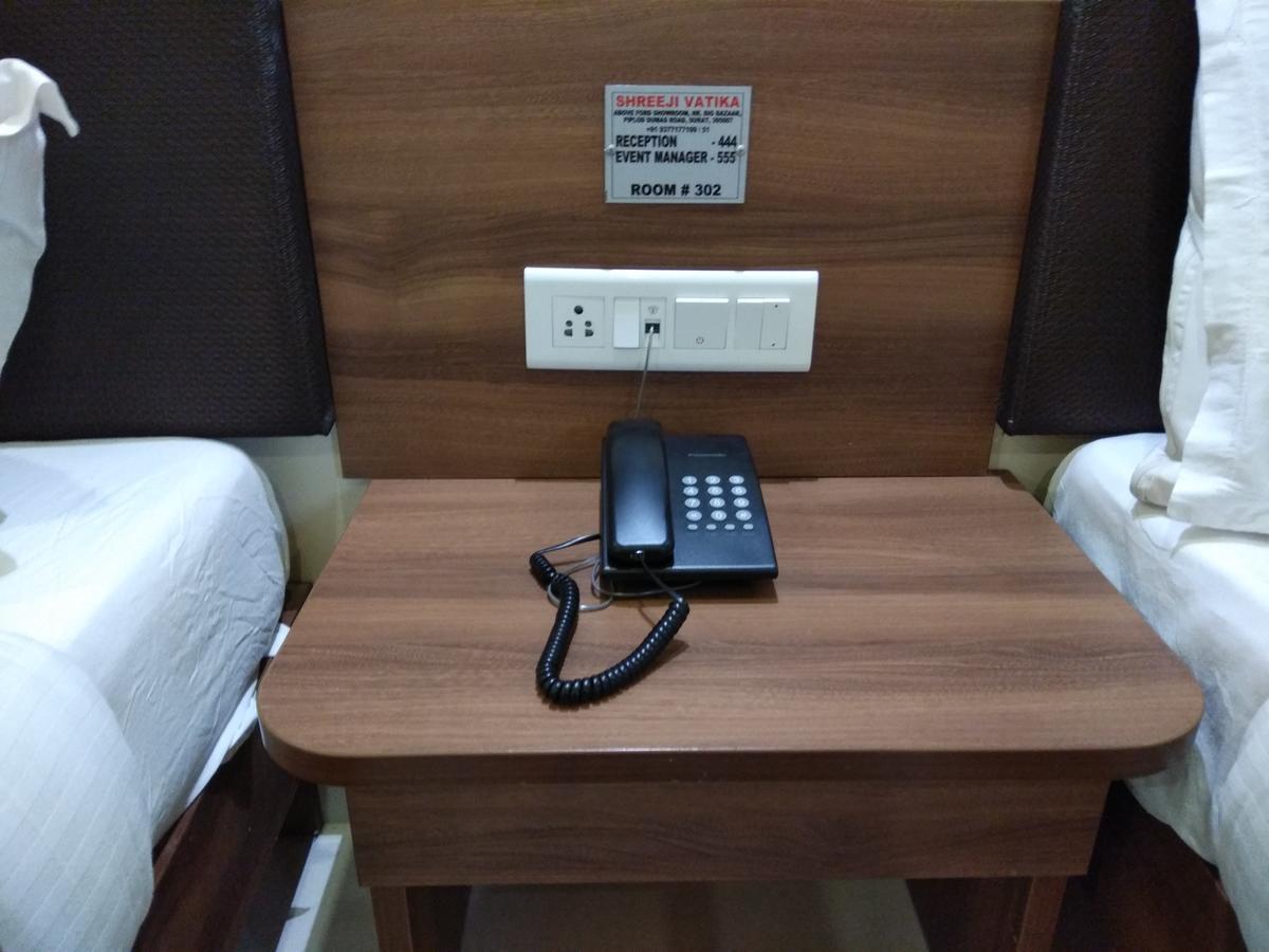 Hotel Shreeji Vatika Surat Zewnętrze zdjęcie