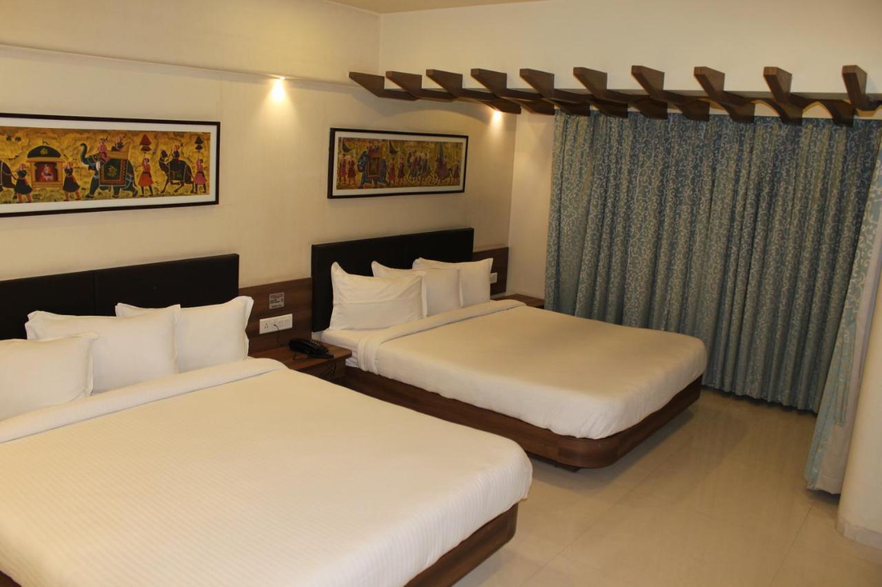 Hotel Shreeji Vatika Surat Zewnętrze zdjęcie